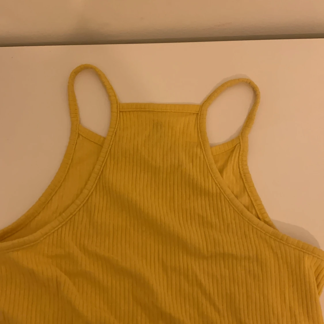 Gult linne i väldigt bra skick. Använd 1 endaste gång. Linnet är lite ribbat så ni vet. - 91