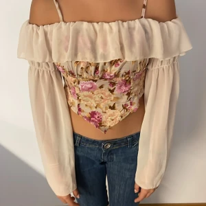 Somrig fest blus - En super söt flowig, etheral blus med stora armar och off-shoulder modell.