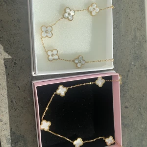 Fyrklöver - Hej, säljer dessa två sett med armband&halsband.❤️