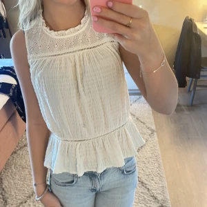 Blus - Super fin blus från Zara på barnavdelningen, den är i storlek 152 men passar mig som vanligtvis har XXS/XS. Den är köpt för ca ett halvår sen och är sparsamt använd. 