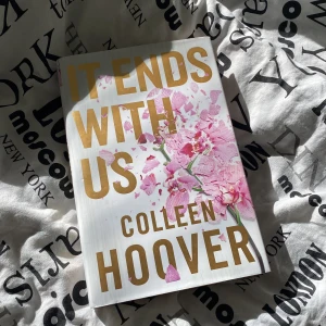 It ends with us (collector edition) - Säljer denna jätte fina collector edition it ends with us boken som jag köpte i USA🌺🫶🏼 jättebra pris samt sjukt fin bok!