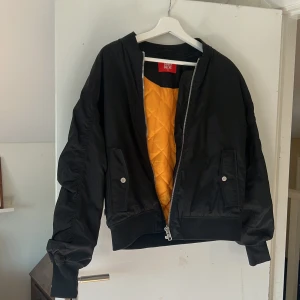 Bomber jacka stl S - Bomber jacka, använd nån enstaka gång. I nyskick. Skulle säga att den är storlek S/M. Köpt på junkyard.