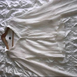 Skjorta - Super fin tröja från SHEIN🤍 Tröjan har vida armar och tre knappt framtill🤍 Oanvänd🤍 Skriv gör fler bilder🤍 Nypris 159kr🤍🫶🏽