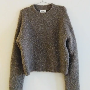 Varm tröja  - Varm & tjock stickad/ull tröja, håller värmen bra 🤍