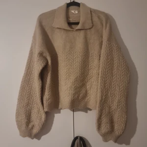 Beige stickad  - En gullig stickad i M funkar bra på mig som är S då den ska vara lite större 💞💞