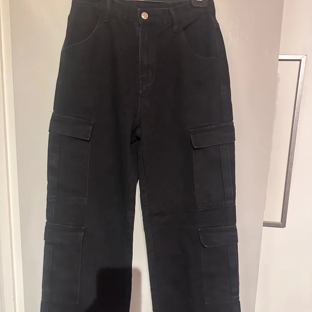 Ett par cargo/voyfriend jeans i svart/mörkgrå färg. Aldrig använda va för små och orkade aldrig skicka tillbaka. Kan va bra att veta att dom är små i storleken:). Jeans & Byxor.
