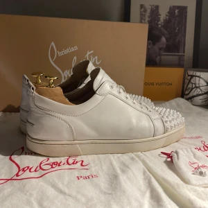 Christian Louboutin - Säljer nu lubs strl 43. 8/10 skick, inga flaws! Allt og finns, vid frågor och annat är det bara att höra av sig!