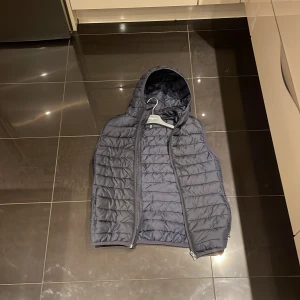 En skön väst - Den är trendig och dyr 900kr ordinarie pris 