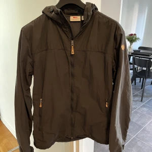 Fjällräven vindjacka - Använd ett par gånger i ett bra skick säljes pga att den inte kommer till användning 