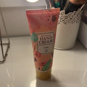Handkräm - Använd 1-2 gånger så allt är nästan kvar, luktar jättegott! 🌺