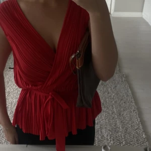 Röd fest topp - Röd fest topp, helt ny! 💘xs men passar xs-l då man kan reglera själv 💘