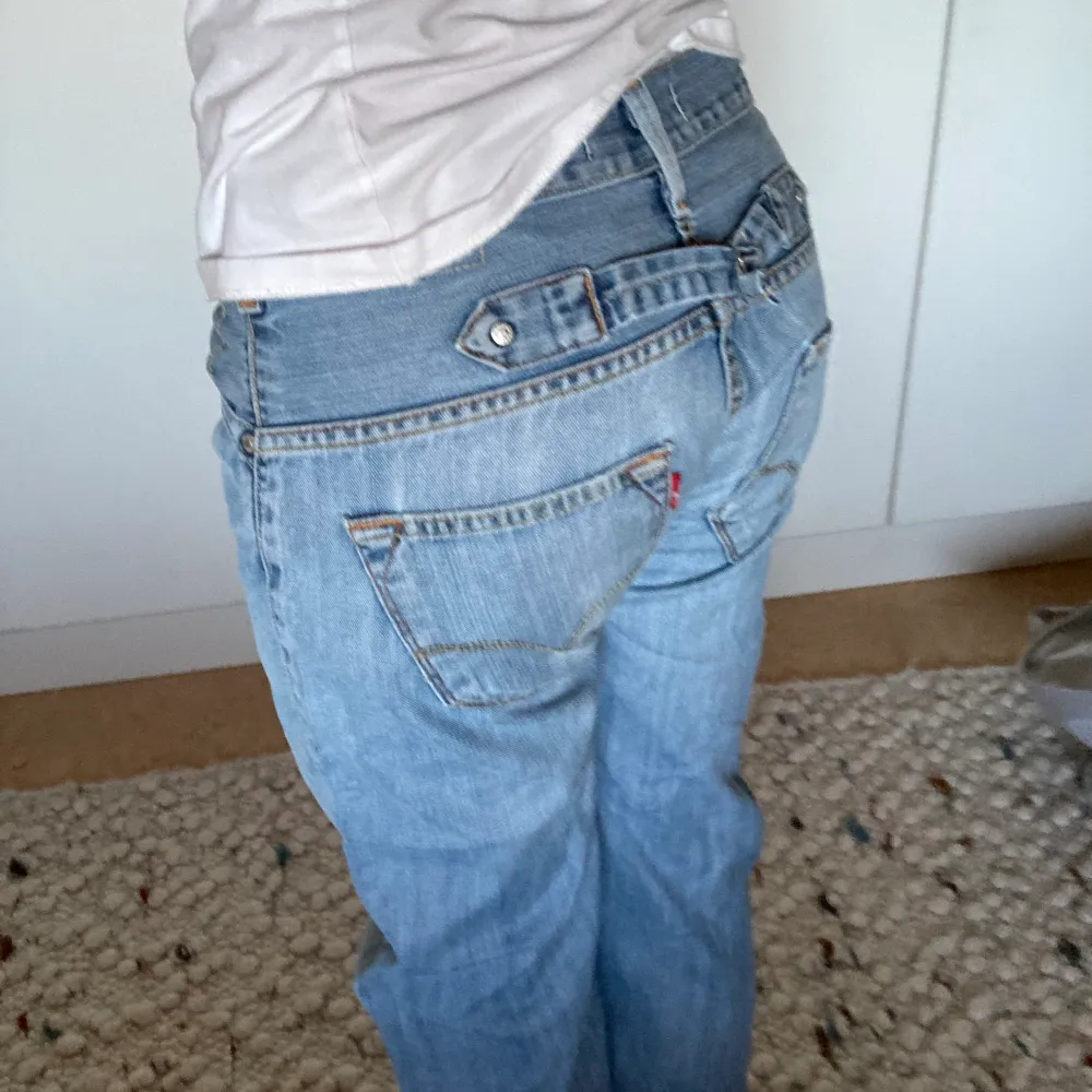 Säljer ett par skit coola lågmidjade Levis jeans!💕💕😊. Jeans & Byxor.