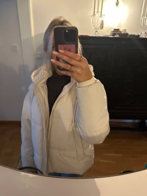 Vit/beige vinter jacka - Aldrig anp