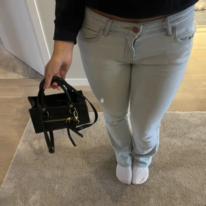 Väska  - Fin väska med detaljer med både långt och kort band!