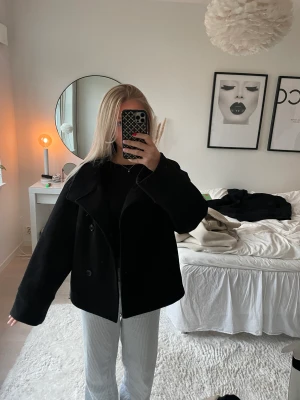 Kort svart kappa - I nyskick ifrån Gina! Har varit slutsåld hur länge som helst