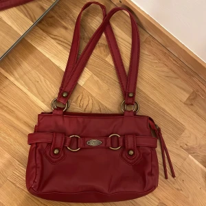 Puccini röd vintage väska  - Säljer denna vintage väskan, använts 2 gånger och det kan ryms mycket i väskan. Den är inte ny och är inte i de bästa skicket för jag har ärvt den av min mamma! Jag kan mötas upp i Norrköping 🫶