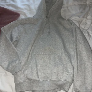 Hoodie - En super mysig grå hoodie som knappt är använd och passar perfekt nu till vintern🙏🏼i perfekt skick, skriv för fler bilder💗Den är storlek Xs men passar som S, 