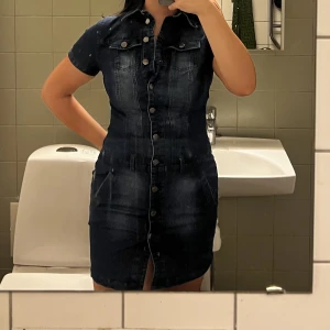 Vintage jeansklänning denim dress - Supersöt jeansklänning, upplevs som strl: S/M. 