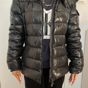 Moncler jacka  - Säljer min dotters Moncler jacka. Använd men i fint skick. Serien inuti jackan har lossnat efter kemtvätt. Annars inget att anmärka på.  Stl 2 (xs)  Köpt via plick för 2 år sedan för 3500kr. Inget kvitto finns. 