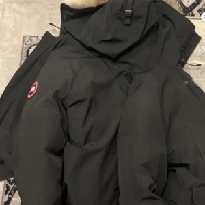 Canada goose - Hej, säljer min canada goose äkta tyvärr är de utan kvitto har haft den ganska länge men ser ut som den är helt ny. Skriv för mer info…