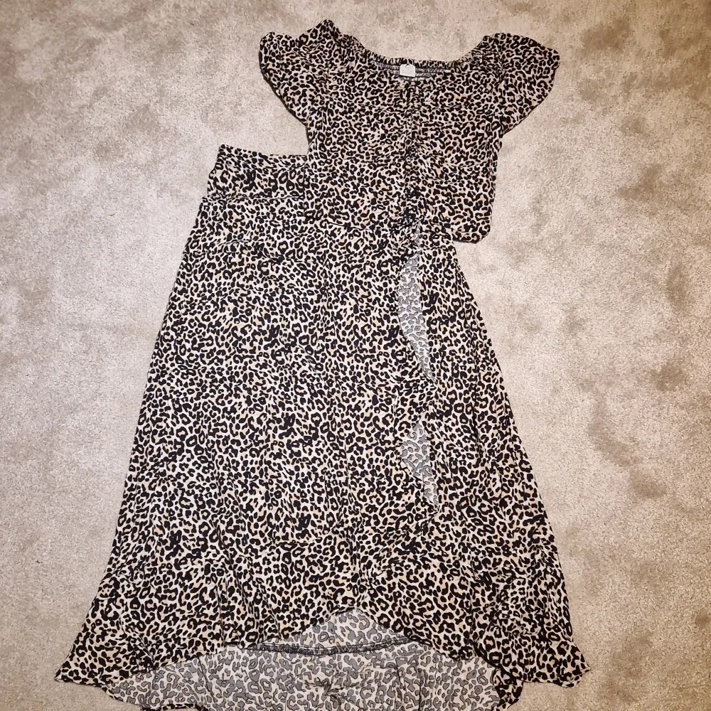 Croppad topp och vadlång kjol med volang med leopardprint. Nyskick.. Kjolar.