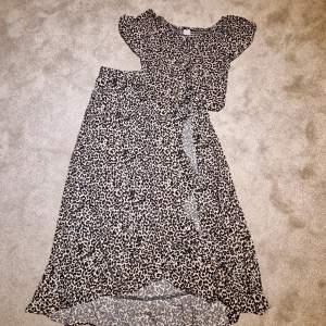 Croppad topp och vadlång kjol med volang med leopardprint. Nyskick.