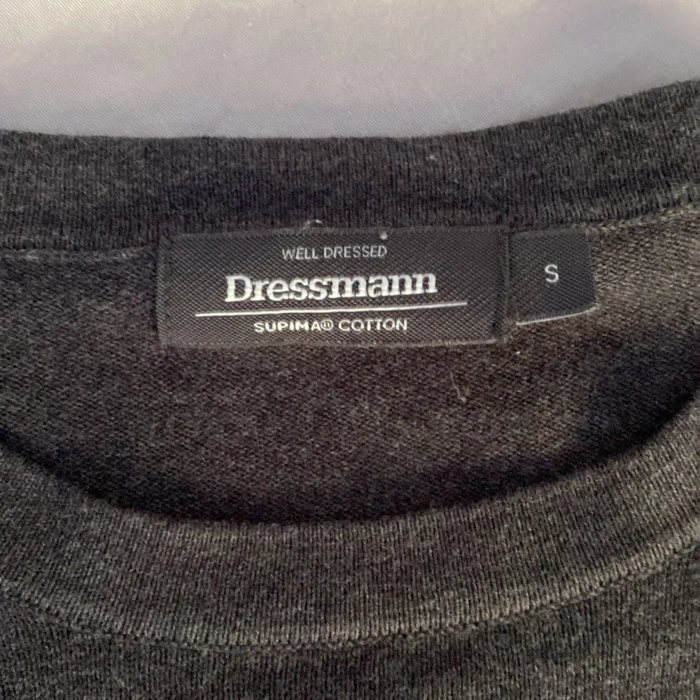 Säljer min tröja ifrån dressman eftersom den inte passar mig, andvänt den cirka 3 ggr så den är i väldigt bra skick. Tröjor & Koftor.