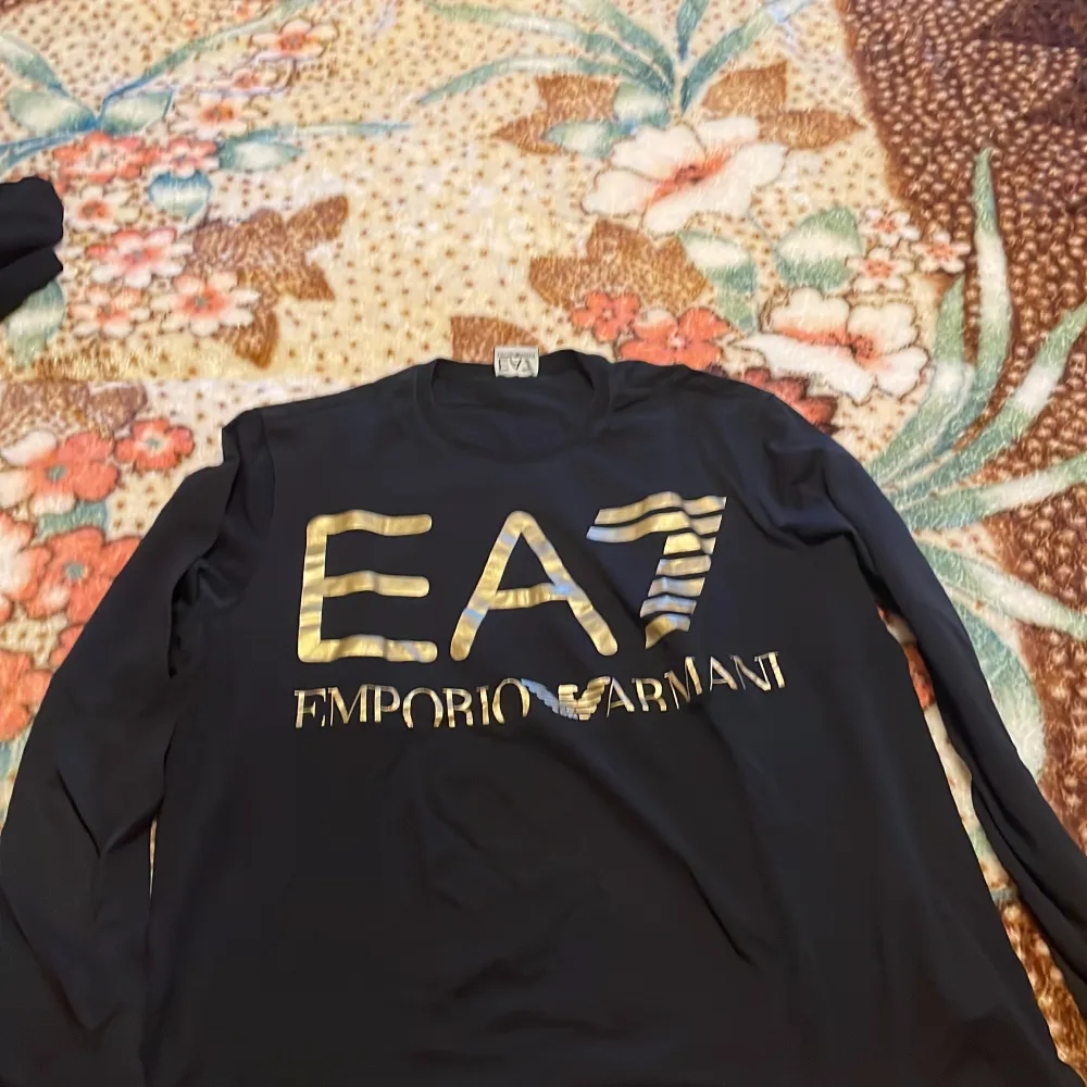 EA7 Armani tröja i svart färg, 8/10 skick nästan helt ny från zalando . Tröjor & Koftor.