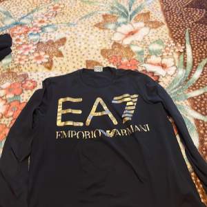 EA7 Armani tröja i svart färg, 8/10 skick nästan helt ny från zalando 