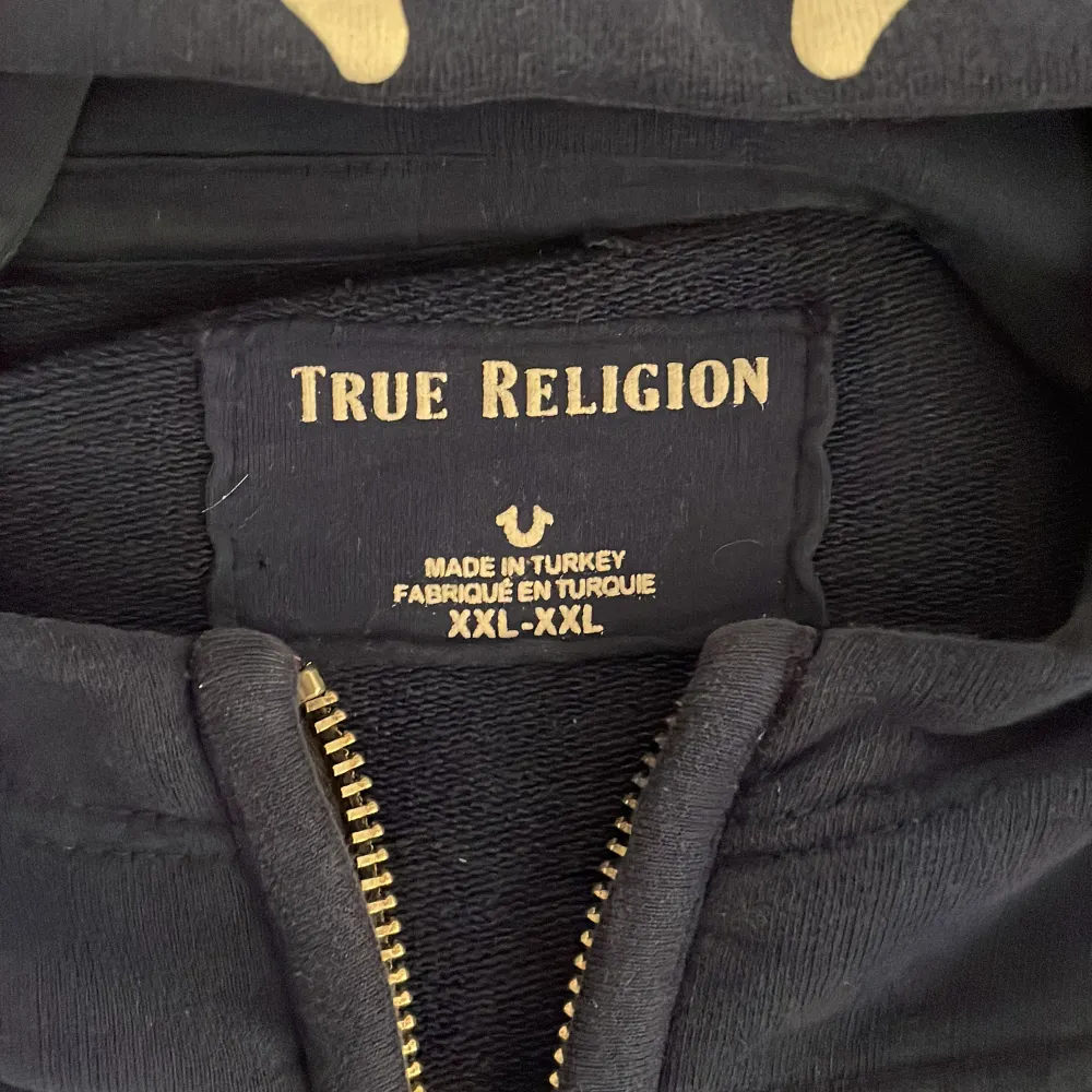 En true religion zip up som är i storlek XXL men sitter som L/Xl knappt använd. Hoodies.
