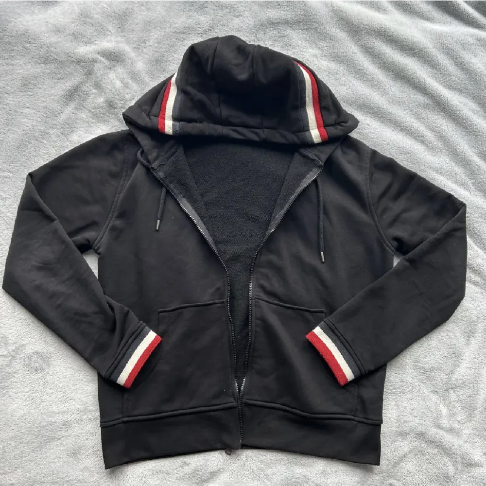 Hej. Jag säljer min moncler zip hoodie. Använd ett fåtal gånger och säljer pga storlek. Qr koden finns men jag inget kvitto då det var en present. Tveka inte på att höra av er vid några funderingar. Mvh. Hoodies.