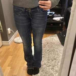 Säljer dessa super snygga jeans från Guess då dom inte kommer till användning. Jag är 160cm för referens, innerbenslängd: 85cm och midjemått 79cm💕