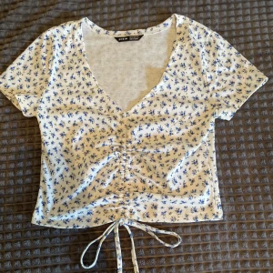 Blommig topp  - Jättesöt blommig topp i storlek S.  Ej använd och i bra skick 
