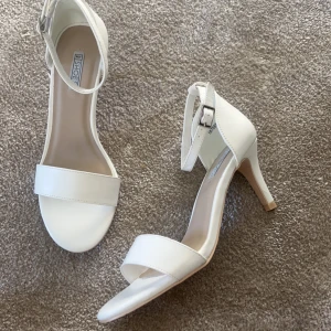 Klack skor  - Super söta enkla klackar! Aldrig använt! Köparen står för frakten 