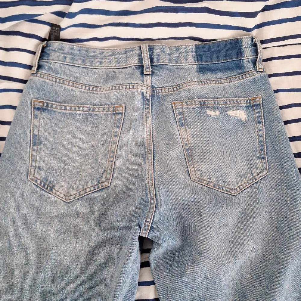 Passar M, hål i byxorna och en lite misfärgad därav billiga priser. Straught fit. Skriv om ni har funderignar 😊. Jeans & Byxor.