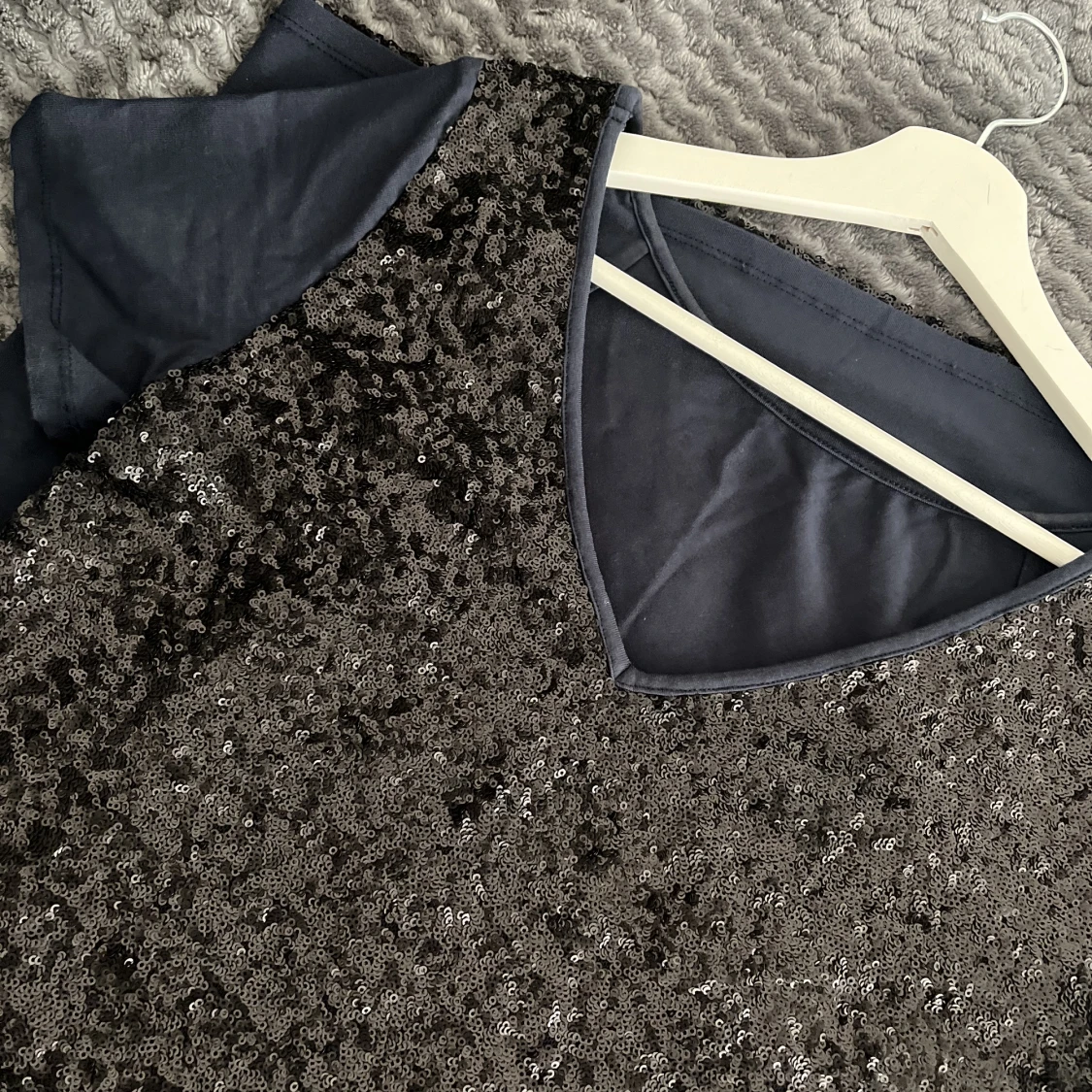 En mörkblå klänning med paljetter  - 90