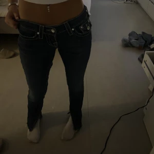 True Religion jeans - Säljer dessa true religion jeans i storlek w23. Egen klippt slit längst ner och därav de billiga priset💓