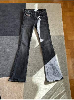 Säljer dessa supersnyggadiesel jeansen i modellen d-ebbey 1969! De är i storleken 23/32 men jag som har 24-25/32 kan ha dom och dom sitter perfekt lågmidjat!! Använda 4 ggr och inga defekter alls! Nypris 2000 kr! Har inte möjligthet att skicka fler bilder