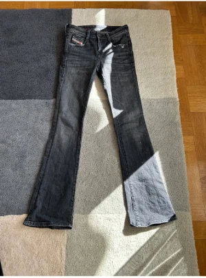 Diesel Jeans - Säljer dessa supersnyggadiesel jeansen i modellen d-ebbey 1969! De är i storleken 23/32 men jag som har 24-25/32 kan ha dom och dom sitter perfekt lågmidjat!! Använda 4 ggr och inga defekter alls! Nypris 2000 kr! Har inte möjligthet att skicka fler bilder