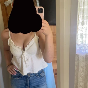 Vit topp - Supersöt vit topp, tunt material men inte särskilt genomskinlig 💕