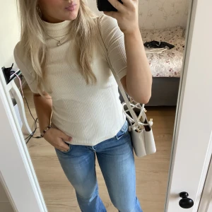 Kortärmad polotröja - Kortärmad stickad polotröja, superfin nu till hösten🤍 Krämvit i färgen