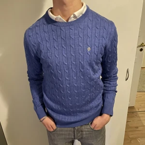 Kabelstickad Morris tröja - Kabelstickad Morris tröja i en unik blå färg. Den har inga deffekter eller liknande. Storlek M men passar även S. Hör gärna av er vid ytterligare frågor🙌🏻