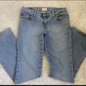 Lågmidjade bootcut  - Lågmidjade bootcut i fin färg, säljs pågrund av att dem är för stora på mig
