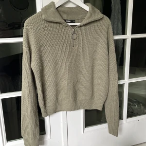 Stickad tröja - Grön stickad tröja från Bikbok, storlek S!🌸