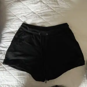Korta svarta shorts 