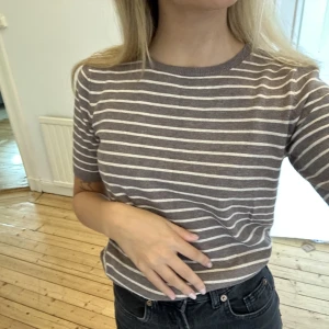 Stickad kortärmad  - Superfin beige stickad kortärmad! 💖