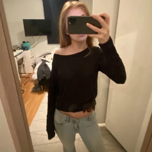 Tröja - Svart tröja i ett tunt material från en butik utomlands, så därav vet jag inte vart den kommer från🙏🏻