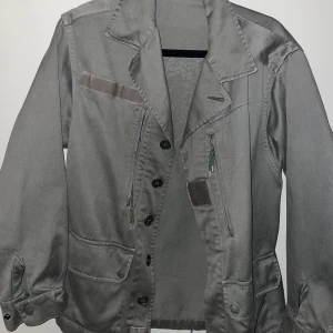 Grön jacka  - Grön jacka med coolt tryck på ryggen står ingen storlek men passar S/M