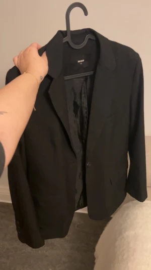 Svart blazer  - Säljer min fina blazer från bikbok i jättebra skick.  Ser nästintill oanvänd ut.  Strl Xs men passar även s då den är oversized i modellen 