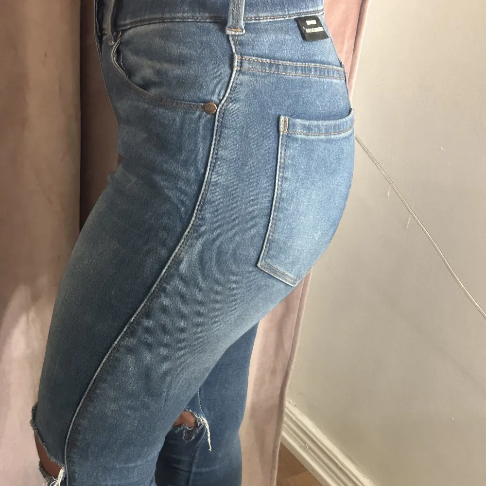 Inget fel på de, helt nya och fräscha. Ordinarie pris är 699kr jag säljer de för 200kr. Jeans & Byxor.